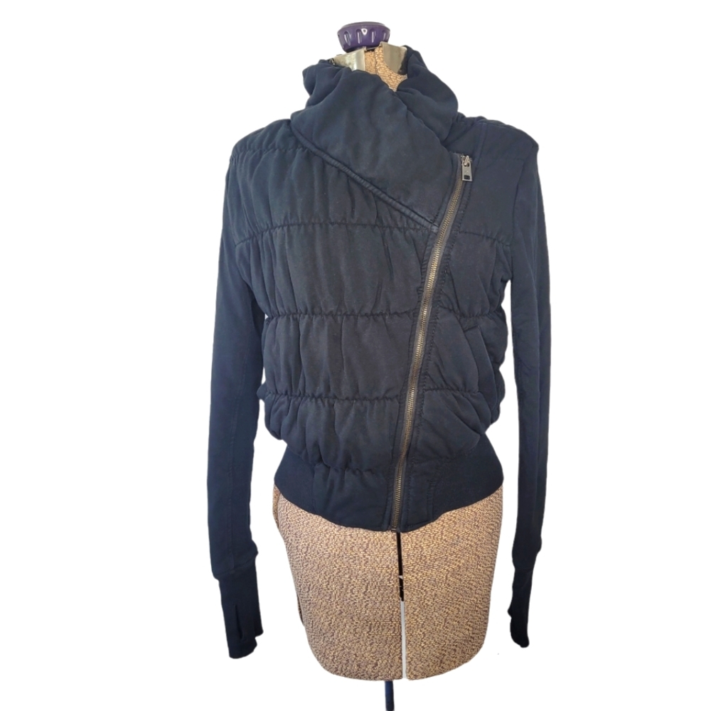 Black Lululemon Rejuvenate puffer jacket size 4